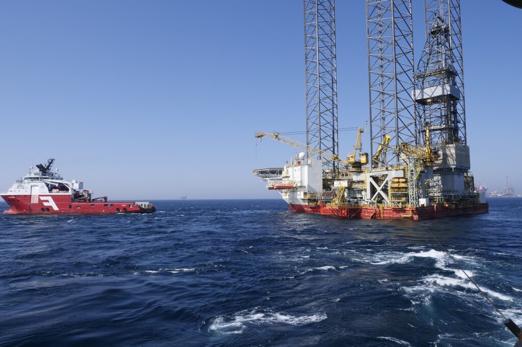 Plataforma y barcaza offshore